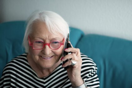 Ältere Dame mit Brille telefoniert